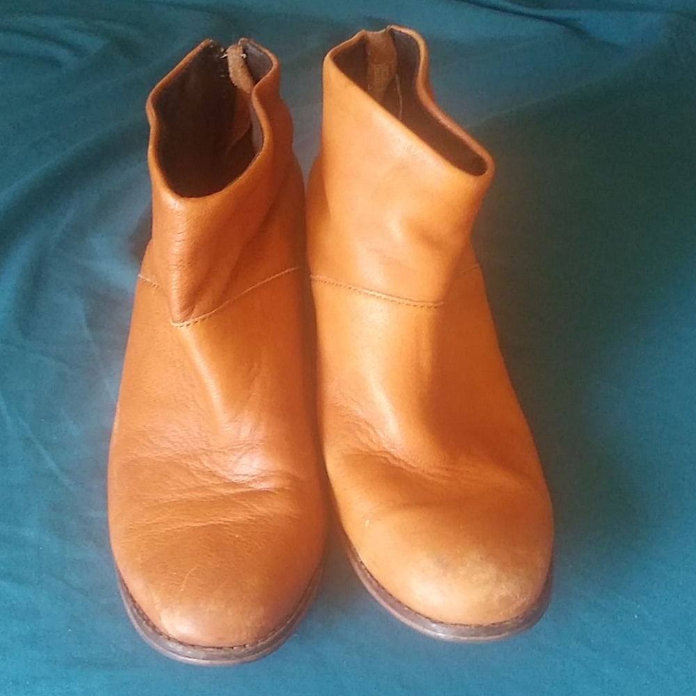 Toms Brown Leather Booties w/ zipup tassel Sz 8.5